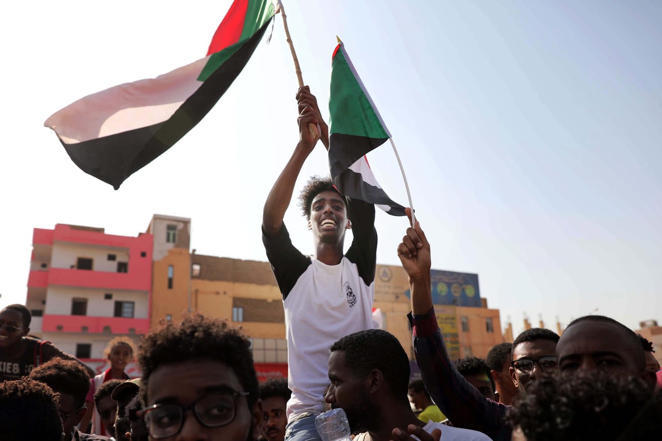 Mielenosoittajat ovat iloinneet viime viikolla tehdystä sopimuksesta, joka antaa toivoa demokraattisemmasta hallinnosta Sudanissa.