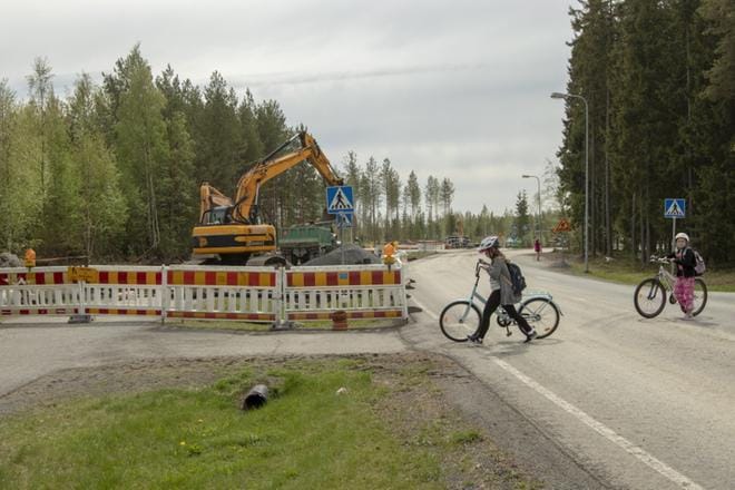 Kertunlaaksontien ja Mäki-Hakolantien risteysalueen kevyen liikenteen väylä on suljettu, eikä kevyelle liikenteelle ole osoitettu väliaikaista reittiä. Kuvat: Juho Korpela
