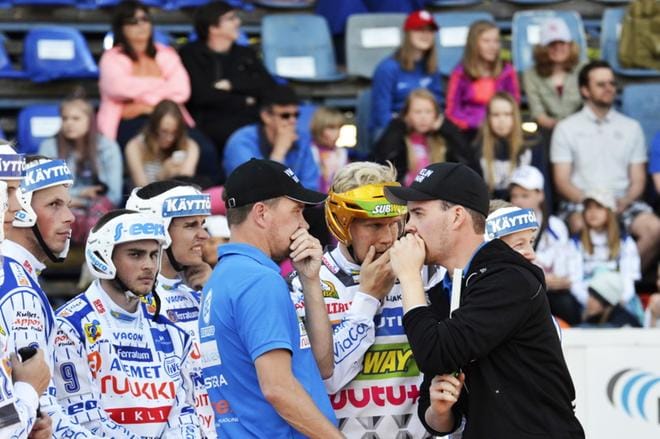 Jussi Haapakoski (kesk.) punoo kuvassa juonia Vedon pelinjohtajan Sami-Petteri Kivimäen kanssa. Kuva on superpesiskaudelta 2016. KUVA: MARKKU TURPELA / ARKISTO