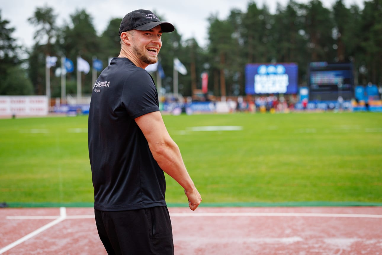 Toni Keränen käväisi Harjun stadionilla vauhdinottoradan puolella. Sen jälkeen hän siirtyi katsojan rooliin.