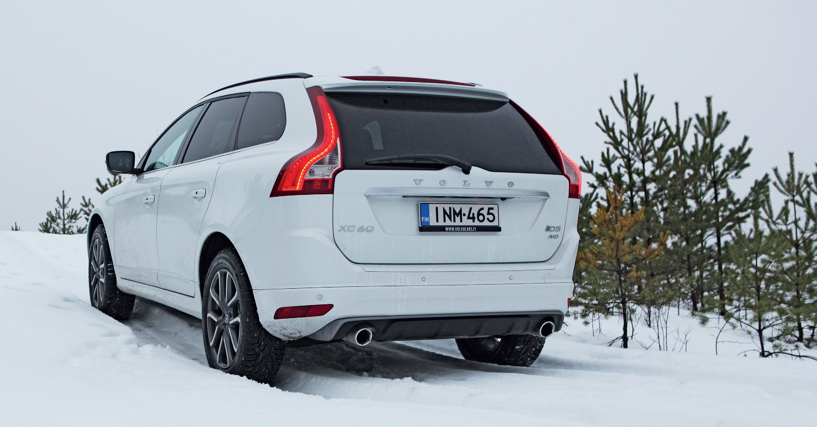 XC60 R-Designin tunnistaa halkaisijaltaan 90-millisistä pakoputkenpäistä ja hiekkapellistä.