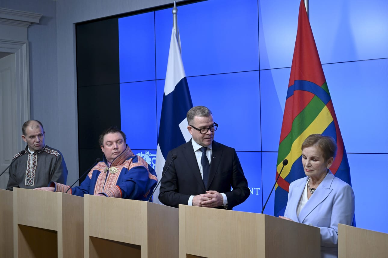 Pääministeri Petteri Orpo joutui tiedotustilaisuudessa vakuuttelemaan, että komission raportti ja sen toimenpide-ehdotukset käsitellään vakavasti ja yhteistyössä saamelaisten kanssa.