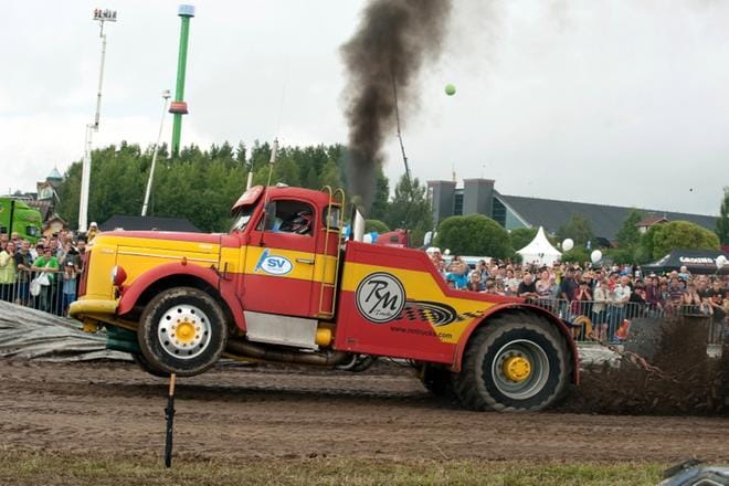 Vakiokuorma-autot ovat kalustoa, jolla ajellaan muun liikenteen joukossa.