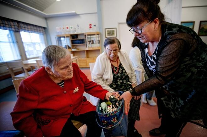 Kivipuron Tammikujan yksikön asukkaat Liisa Katajisto (vas.) ja Aino Törmä saivat valita mieleisen värisensä ”turvalonkeronsa” niiden tekijältä ja lahjoittajalta Riitta Laihosolalta. KUVAT: JAAKKO ELENIUS