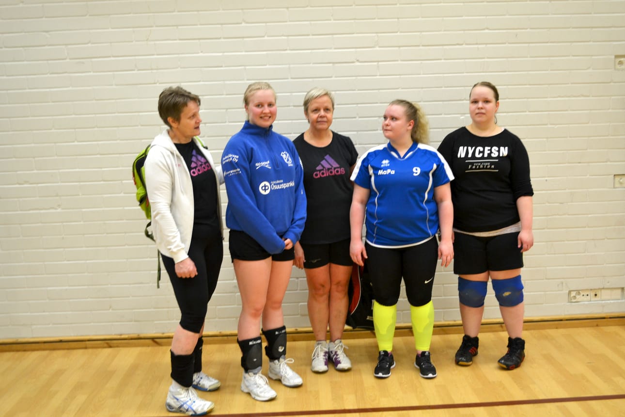 6797: Katsomossa seurattiin herkeämättä taisteluiden tiimellyksiä, mutta pitihän ajoittain myös kampaus varmistaa.