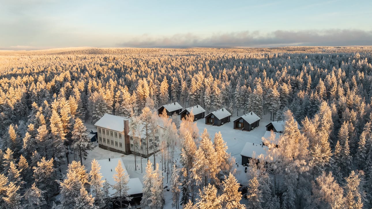 Skýra Retreat avasi ovensa joulukuussa 2025. Se sijaitsee metsäisessä ympäristössä Rovaniemen Norvajärvellä.