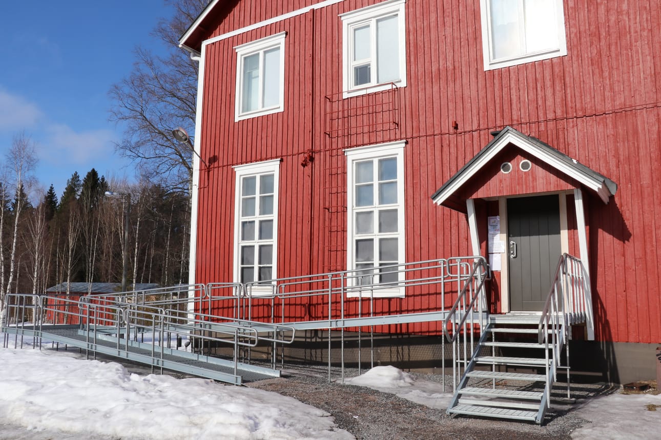Ylihärmän kuntosali sijaitsee historiallisessa rakennuksessa Kiistolan pesäpallokentän alueella. Rakennus on ollut alkujaan suojeluskuntatalo, ja vuonna 1949 se on laajennettu yhteiskouluksi. Kahdelle sisäänkäynnille on asennettu rampit, mutta esteettömyydessä on myös paljon parannettavaa.
