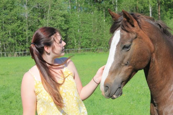 Henna Pitkäkangas näkee tärkeänä roolinsa maakunnallisen nuorisovaltuuston toimintakulttuurin luojana. Lukio-opiskelun ohessa nuori vaikuttaja kertoo olevansa koira- ja hevosharrastaja. KUVA: EVE PITKÄKANGAS