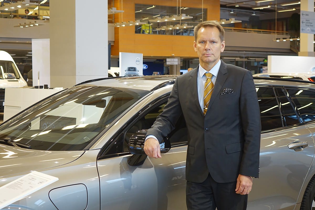 Wetterillä voi käydä koeajamassa kaikkia eri käyttövoimia käyttäviä autoja, Wetterin toimitusjohtaja Aarne Simula kertoo. ”Autoa ostaessa kannattaa huomioida, että vähäpäästöisissä autoissa autovero on perusautoa pienempi.”