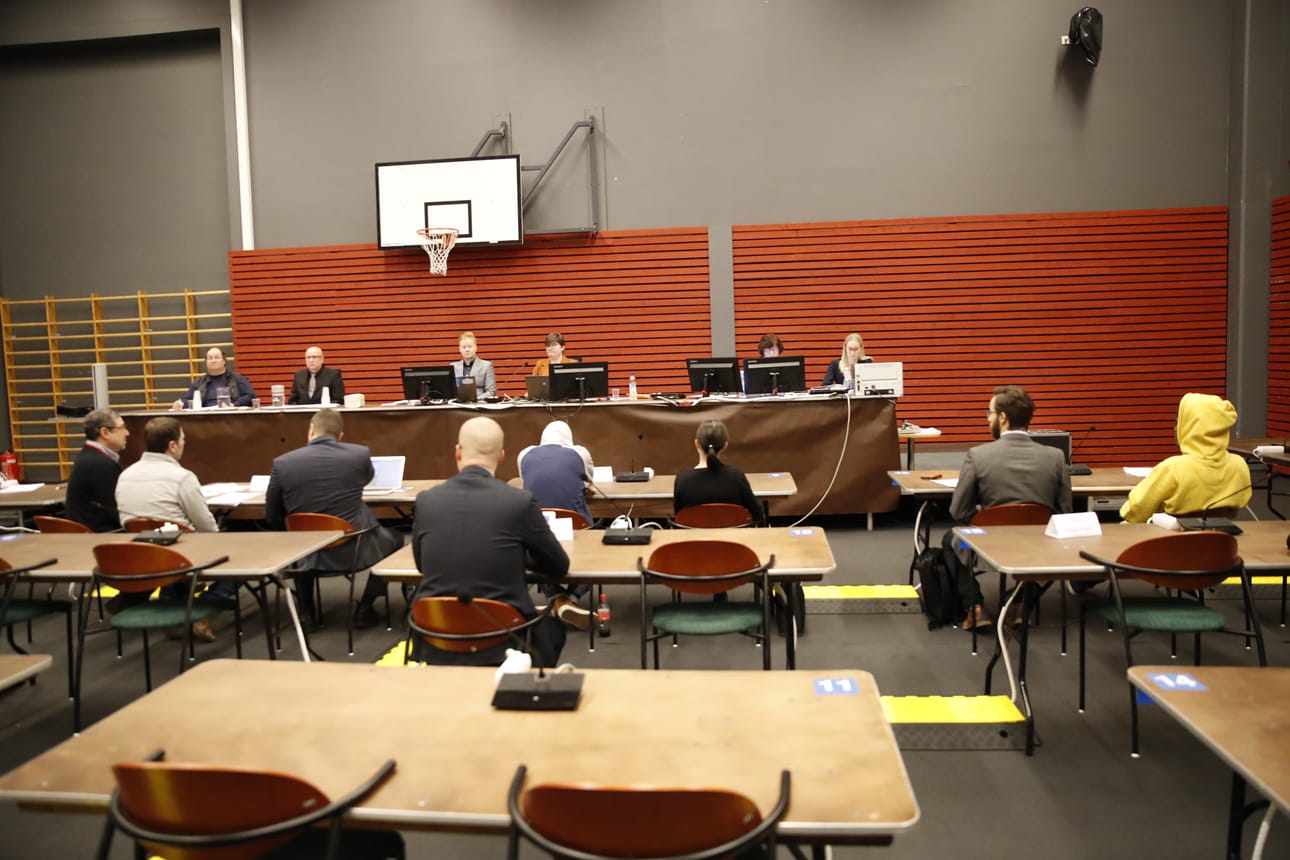 Käräjiä käydään vankilan liikuntasalissa.