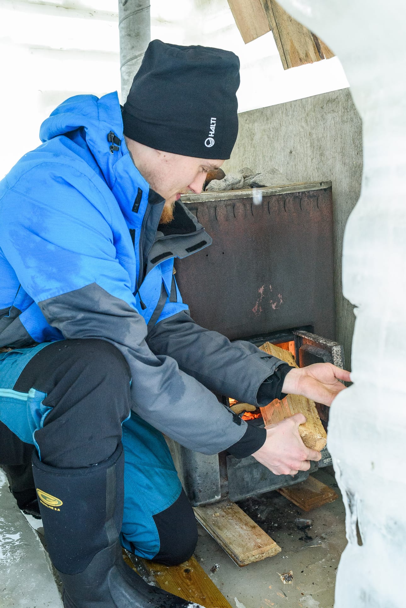 Perinteinen puukiuas lämmittää jääsaunan jopa 70 asteeseen. Kiuas ei pettänyt edes 30 pakkasasteen tienoilla.