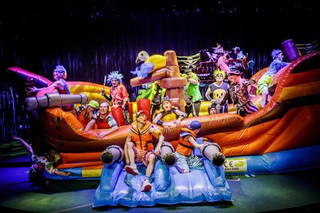 Vaasan kaupunginteatterin näyttämö muuntuu Peter Pan -musikaalissa lasten unelmien leikkipuistoksi. KUVA: LINUS LINDHOLM
