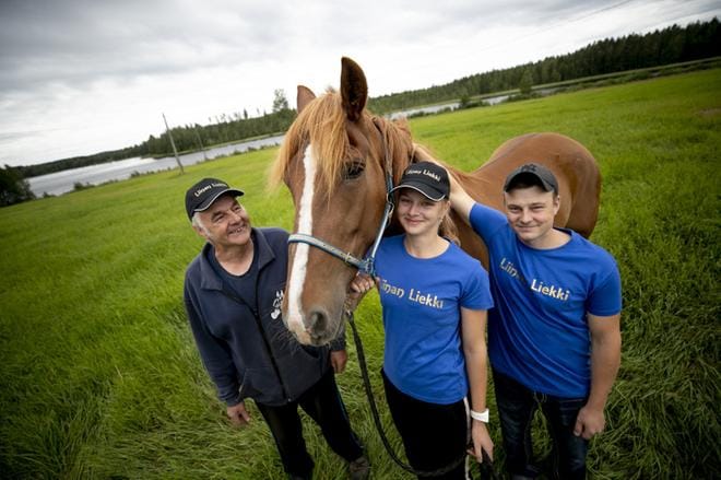 Jouko, Jonna Ja Juha Kurhela pitävät huolen, että Liinan Liekillä on kaikki kunnossa kisoissa ja kotilaitumilla. Kuvat: Jaakko Elenius