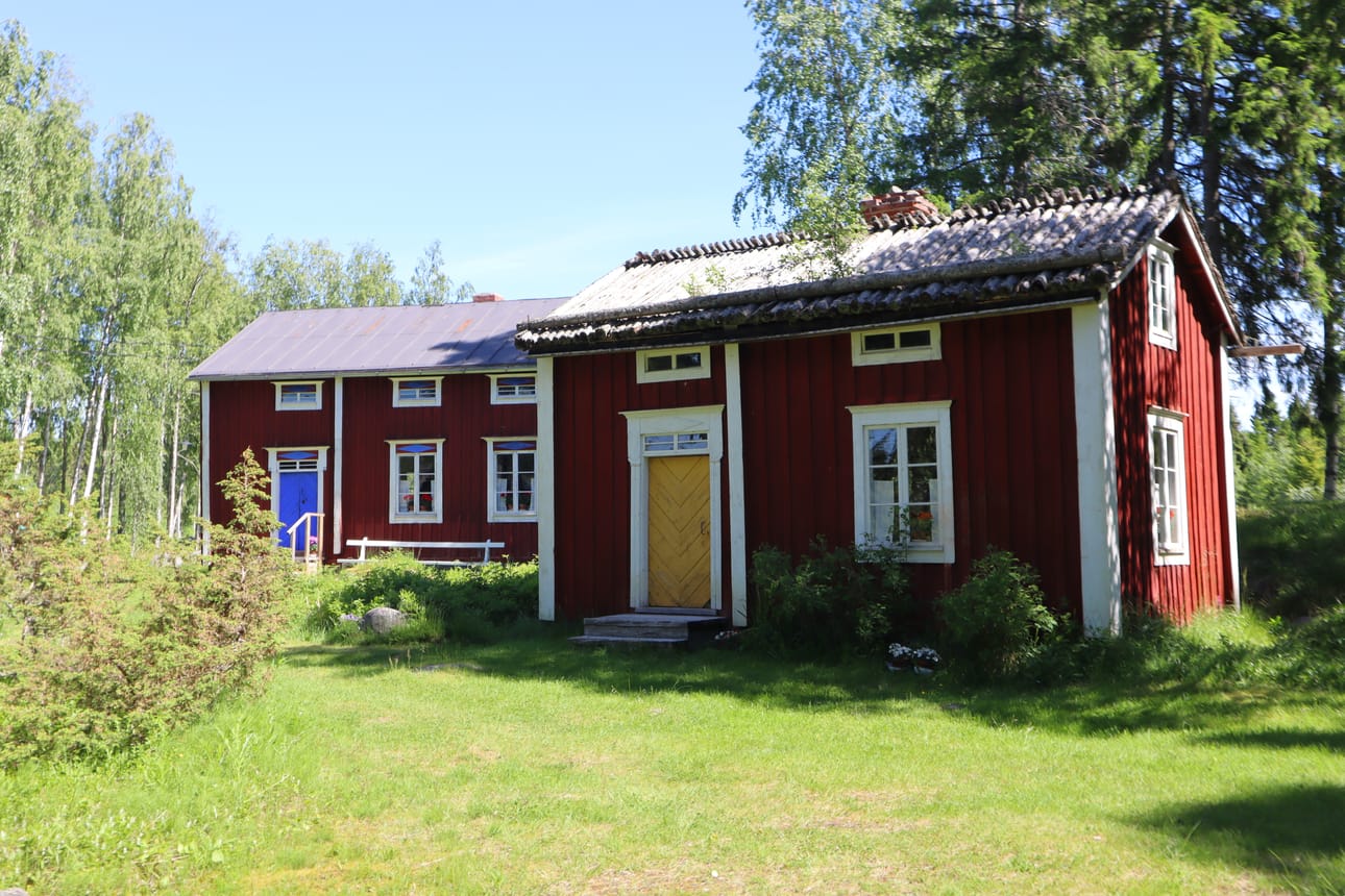 Ruoppaus ja työkoneet ovat myllänneet Granösundin saaristolaismuseon pihaa, mutta vanhoja taloja voi ihastella siitä huolimatta. Timo Lumpeen mukaan museossa saa hyvän ruotsin kielikylvyn.