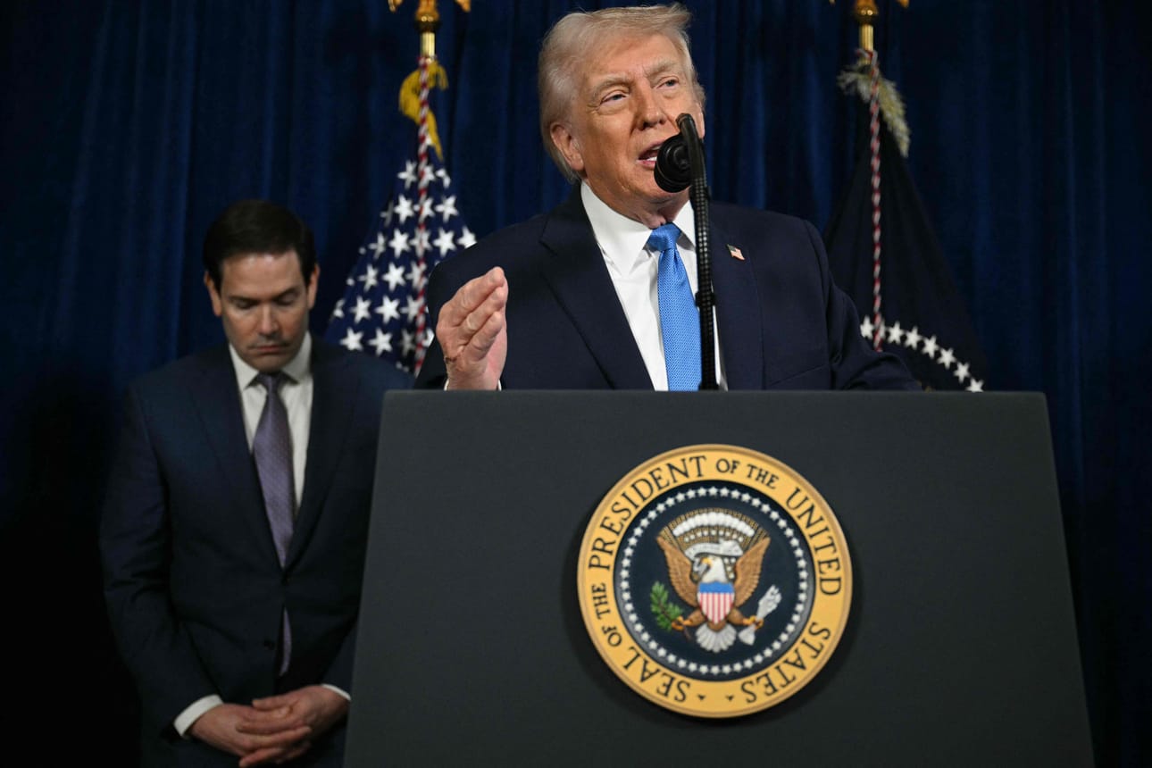 Presidentti Donald Trump puhui medialle, taustalla puolustusministeri Marco Rubio.