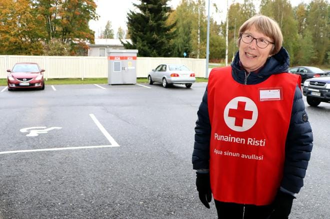 Vuokko Syrjälä tiedostaa tuulivoimassa olevat ongelmat. Hänestä tärkeintä olisi, etteivät käyttöikänsä päähän tulleet tuulivoimalat jäisi maanomistajien vaivoiksi, vaan että tuulivoimayhtiöt huolehtisivat asioista loppuun asti. KUVAT: JARNO RANTA