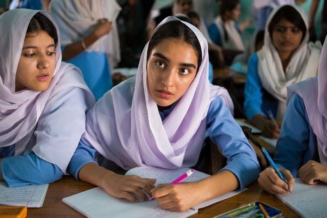 Sarjan aloittaa tämän viikon torstaina palkittu norjalaiselokuva Mitä meistä puhutaan. Se kertoo 16-vuotiaan tytön tasapainoilusta norjalaisen teinielämän ja pakistanilaisten perinteiden välissä.