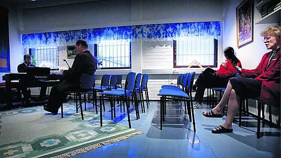 Sunnuntain tilaisuudessa Pelson vankilan kappelissa lauloivat Hannu Mehtälä (vas.), Kauko Leinonen, Tuula Karjalainen ja vanki Veli-Pekka. Enimmillään talon asukkaita kertyy paikalle lähes parikymmentä.