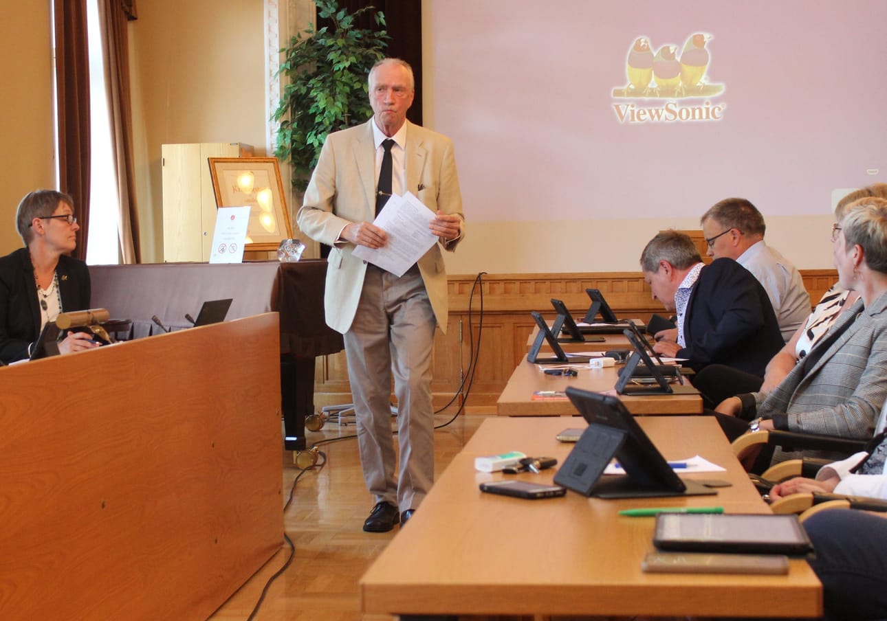 Pekka Eränen (sit. kok.) aikoo olla ehdolla molemmissa kevään vaaleissa. Arkistokuva on Kristiinan valtuustosta.