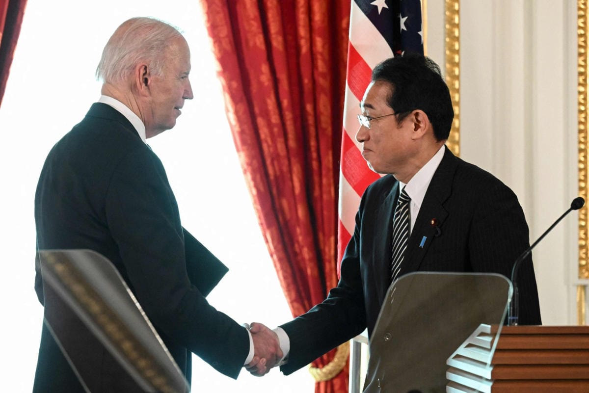 Joe Biden tapasi Japanin pääministerin Fumio Kishidan. LEHTIKUVA/AFP