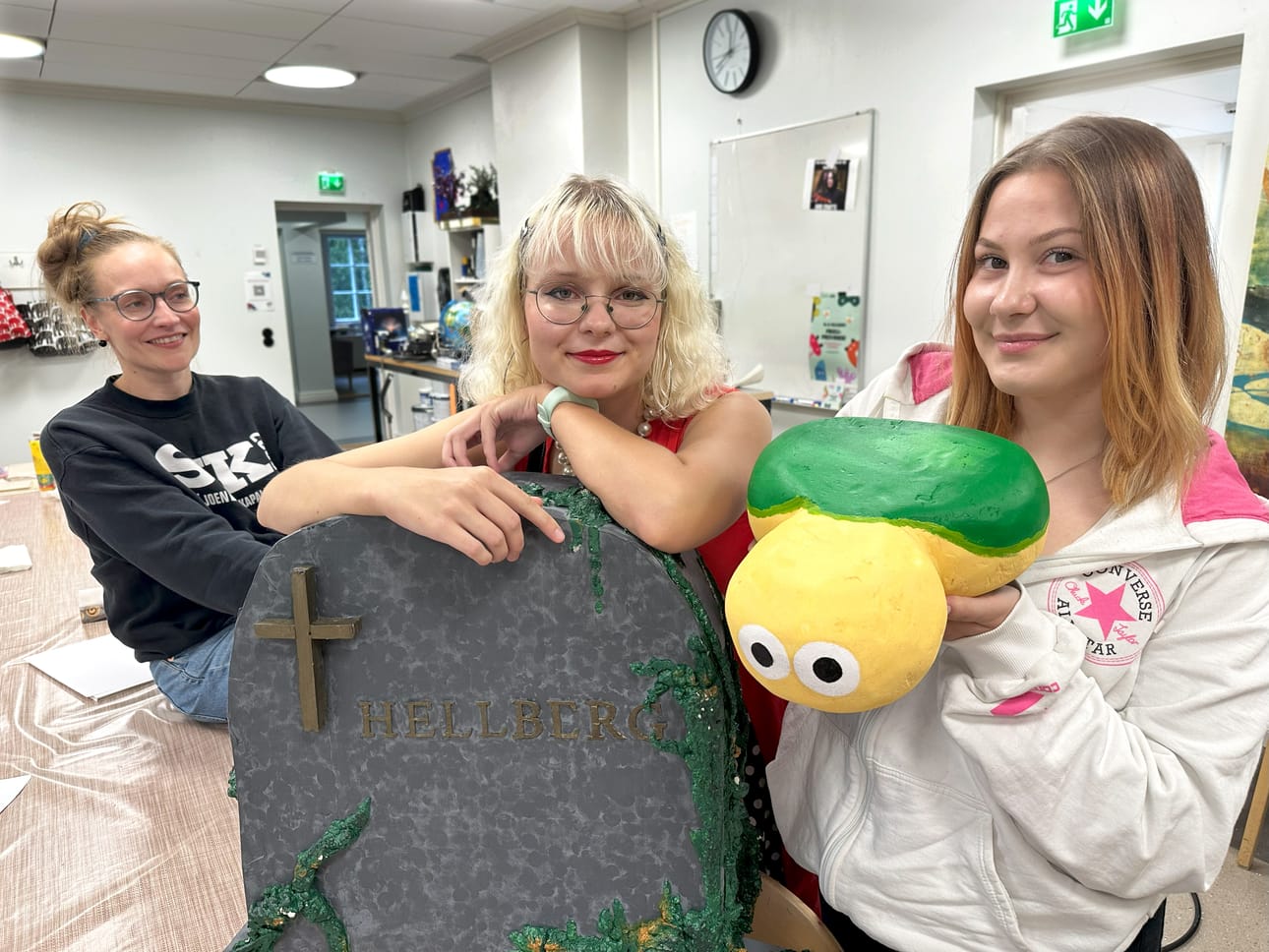 Ohjaaja Heidi Ylinen (vas.) iloitsee siitä, että Lotta Leppämäki ja Sanni Nurkkala pääsivät Nuorten Tolkun ansiosta elämässä eteenpäin. Kuvassa rekvisiittana on taideprojekteissa tehtyjä käsitöitä.