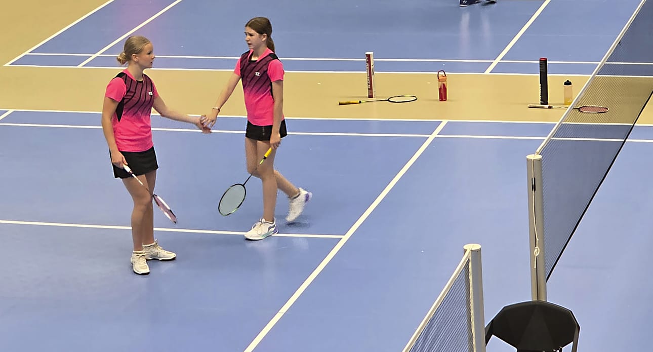 Minja Hakalan pelikaverina on espoolainen Suvi Laukkanen, jonka kanssa Hakala on ollut tänä vuonna SM-hopealla U15-vuotiaiden nelinpelissä. Molemmat tytöt ovat nyt sulkapallon EM-kisoissa Norjassa.