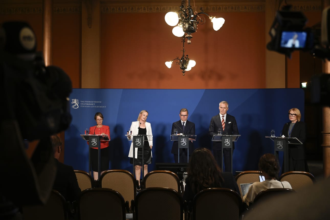 Maa- ja metsätalousministeri Sari Essayah (vas.), valtiovarainministeri Riikka Purra, pääministeri Petteri Orpo ja opetusministeri Anders Adlercreutz kertoivat hallituksen talousarvioneuvotteluiden tuloksista tiedotustilaisuudessa Helsingissä 1. syyskuuta 2026.