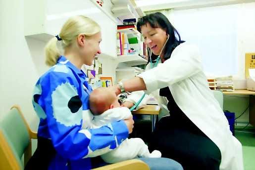 Ruuhkaista hoitoa. Höyhtyän terveysasemalla on ajoittain melkoinen ruuhka. Anniina Tuoriniemi-Koppström tuli näyttämään 5 viikon ikäistä tyttövauvaansa lääkäri Susanna Huuskoselle.