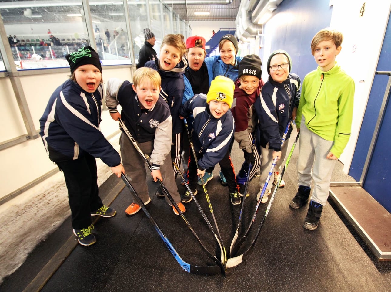 Limingan Kiekon Juho Huttunen (vasemmalla), Antti Joensuu, Mikael Salonpää ja Petrus Pesonen luistelivat jäädiskossa voittopokaalin kanssa.