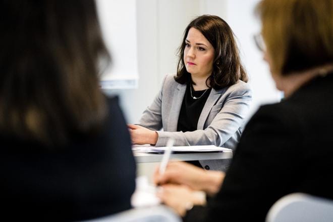Opetusministeri Sanni Grahn-Laasonen (kok.) kertoo olevansa valmis keskustelulle lomien ajankohdasta, kunhan se käydään koulumaailman ja perheiden ehdoilla. KUVA: Joel Maisalmi