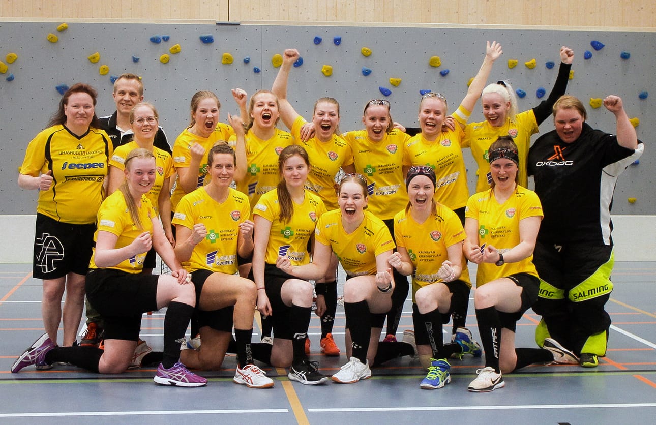 Voitonriemua sarjapaikan varmistuttua. Kuvassa Katja Kankaansyrjä (takana vas.), Jukka Rahkonen, Minna Hovila, Viivi Rahkonen, Iina Kokkila, Sini Rahkonen, Mirka Toppari, Venny Hovila, Iina-Maaria Hakala, Suvi Kujala, Jenni Evälä (edessä vas.), Emmi Tietäväinen, Iida Peltoluhta, Neea Rintala, Hanna Innanen, Sarita Peltokangas. Kuvasta puuttuvat Essi Peltoluhta, Krista Niemi, Mirva Ekola, Aino Peltoluhta ja Janina Mäenpää.