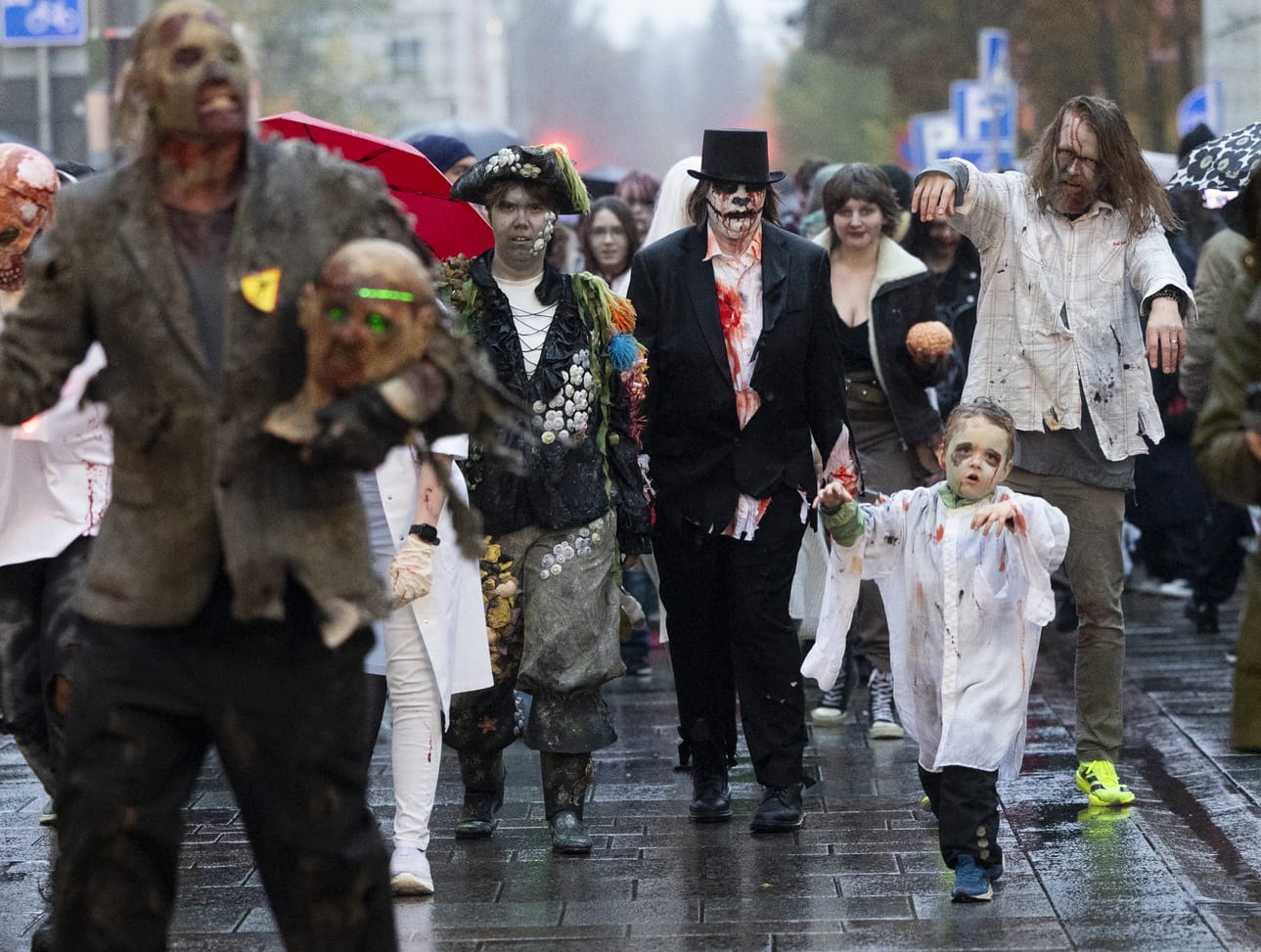 Epäkuolleiden pitkä vaellus päättyi lauantai-iltana, kun Zombie Walk Oulu järjestettiin viimeistä kertaa.