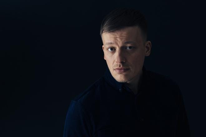 Punaisen huoneen kysymyksiksi nousevat mitä taiteensa, omaisuutensa ja itsensä myyminen oikein tarkoittaa, ja kuinka pitkälle voi mennä unelmansa toteuttaakseen.