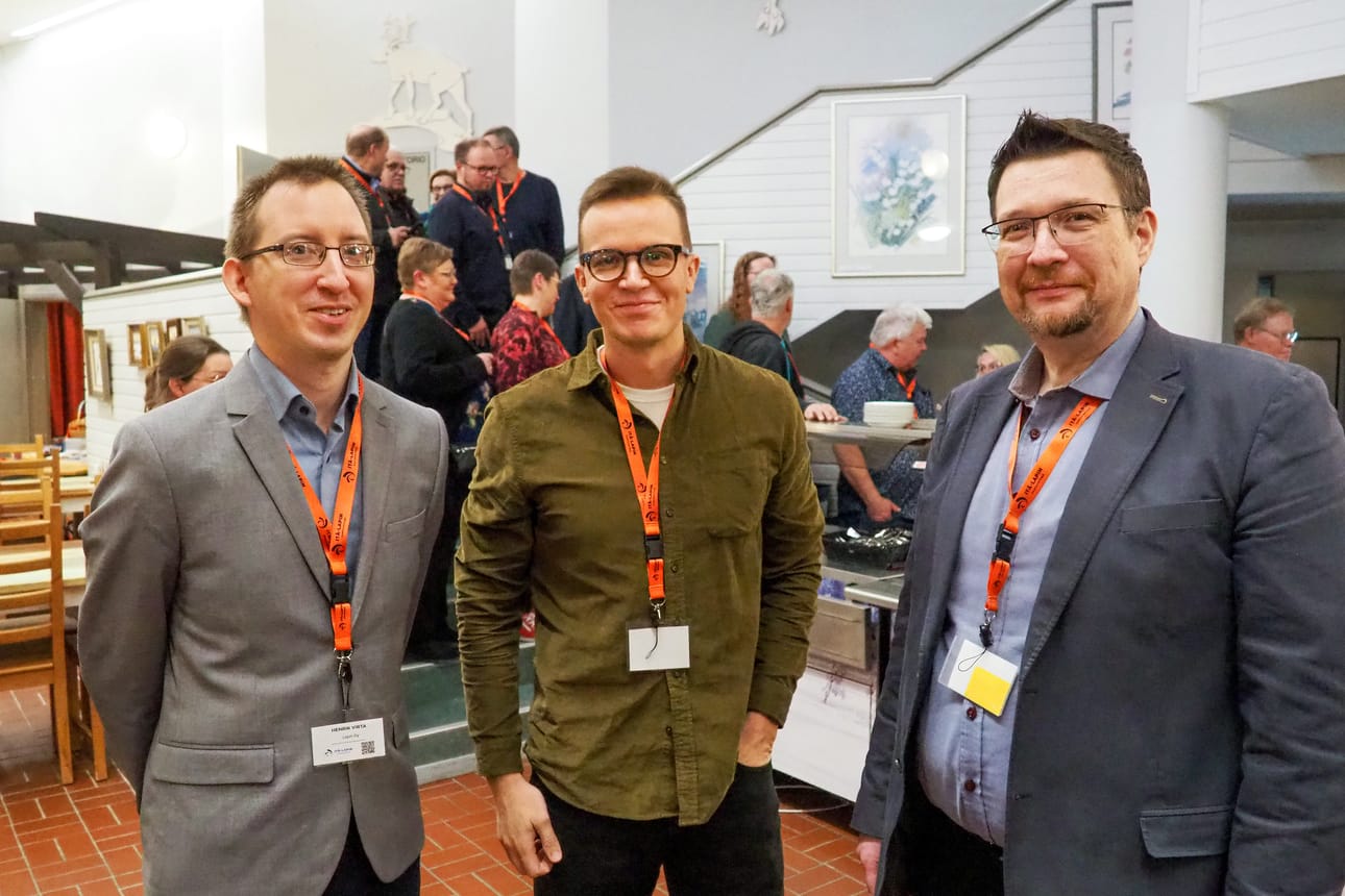 Tekoälyn käyttö keskusteluttaa kunnissa, tietävät Sallan kunnan hallintojohtaja Seppo Selkälä (oik.), Savukosken kunnanjohtaja Joonas Rentola ja LapIT oy:n arkkitehti Henrik Virta.