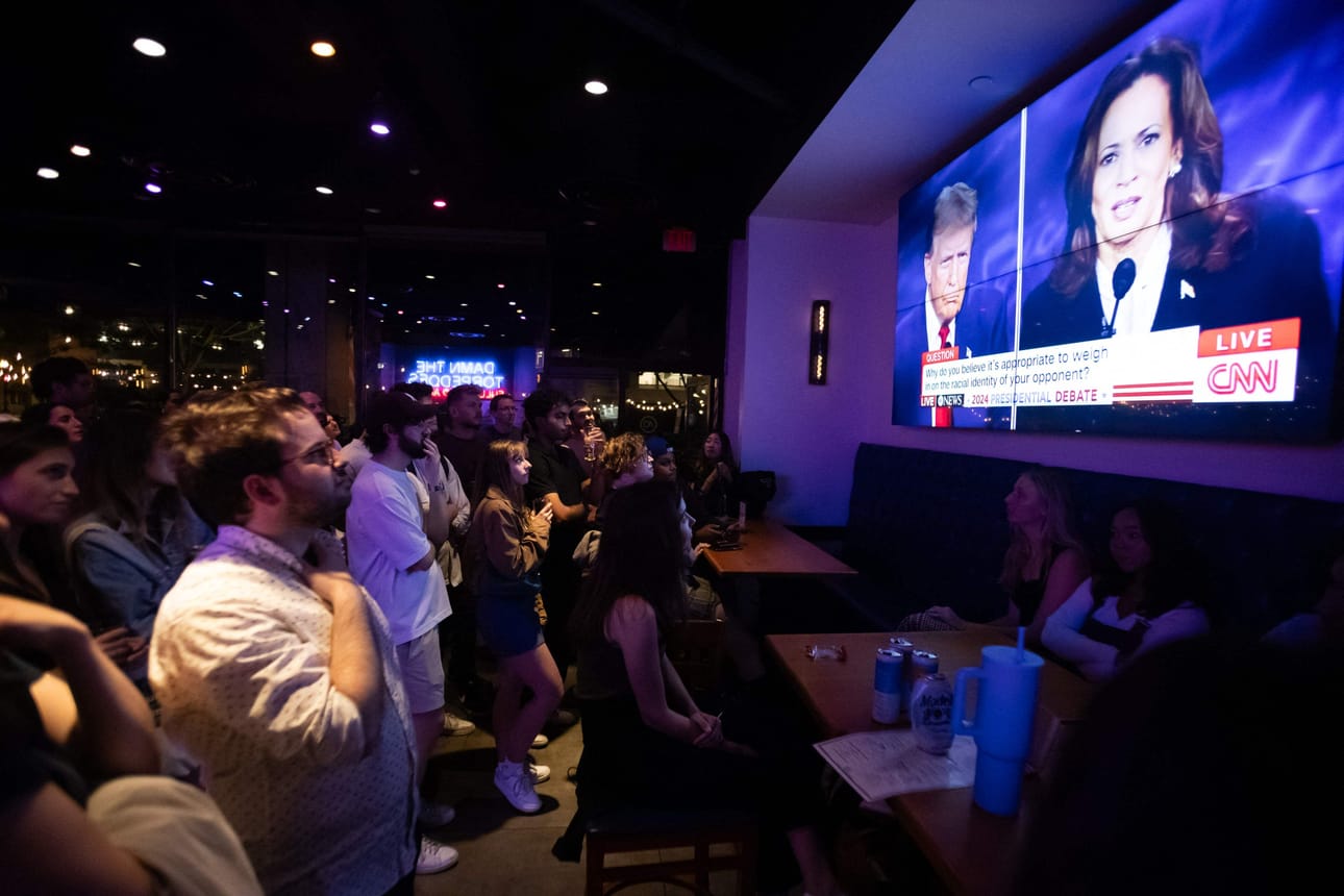Demokraattien Kamala Harrisin ja republikaanien Donald Trumpin välinen presidentinvaaliväittely näytettiin tutkimusyhtiö Nielsenin mukaan Yhdysvalloissa suorana ainakin 17 televisioverkon kautta. LEHTIKUVA/AFP