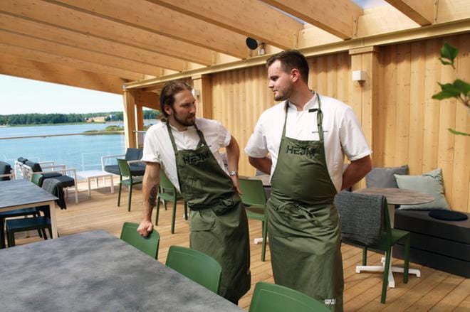 Simon Selin ja Mattias Åhman valmistavat ravintola HEJMissä sesongin mukaista lähiruokaa. Kuvat: Katja Lahti