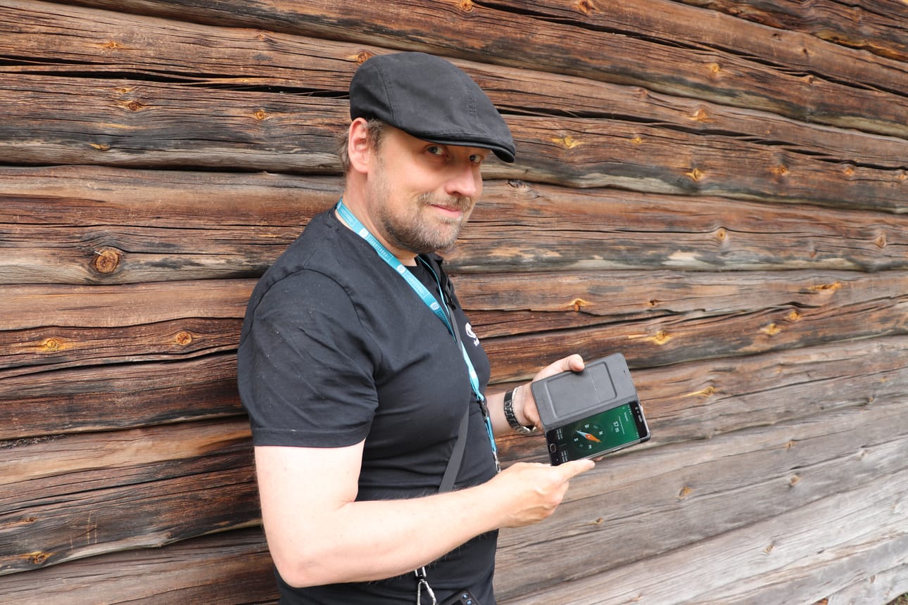 Juha Nyman on harrastanut geokätköilyä jo vuosia. Harrastuksen aloittamiseen tarvitaan vain kynä ja puhelin, jossa on GPS-paikannin. Nyman itse kertoo suosivansa erillistä GPS-laitetta etsiessään kätköjä.