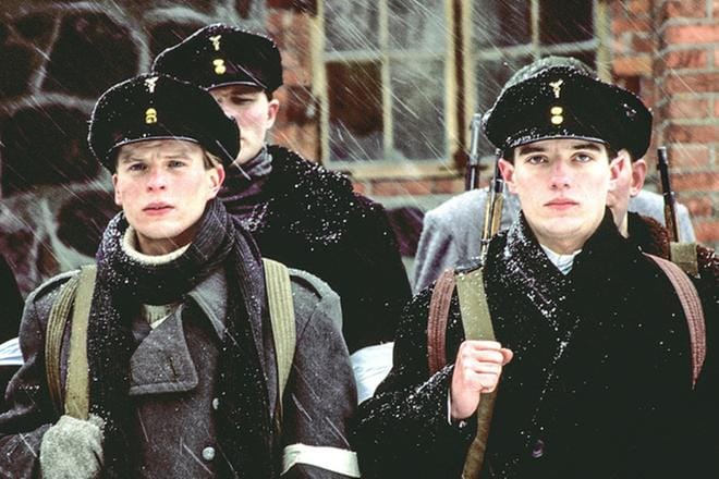 Tartolaiset koulupojat Käsper (Alo Kõrve) ja Ahas (Priit Võigemast) lähtevät puolustamaan juuri itsenäistynyttä Viroa vuonna 1918. KUVA: Märten Kross/Yle Kuvapalvelu