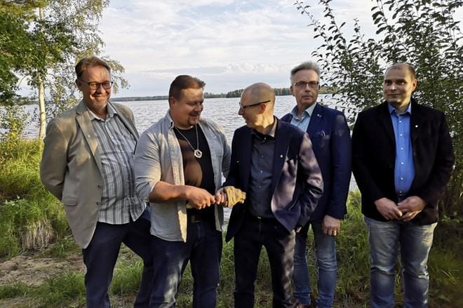 Lionsien kokousnuija siirtyi Pekka Hannulalle. Kuvassa vasemmalta Kai Hannulabacka, Pekka Hannula, Pentti Pajala, Jukka Joensuu ja Ari Autio.