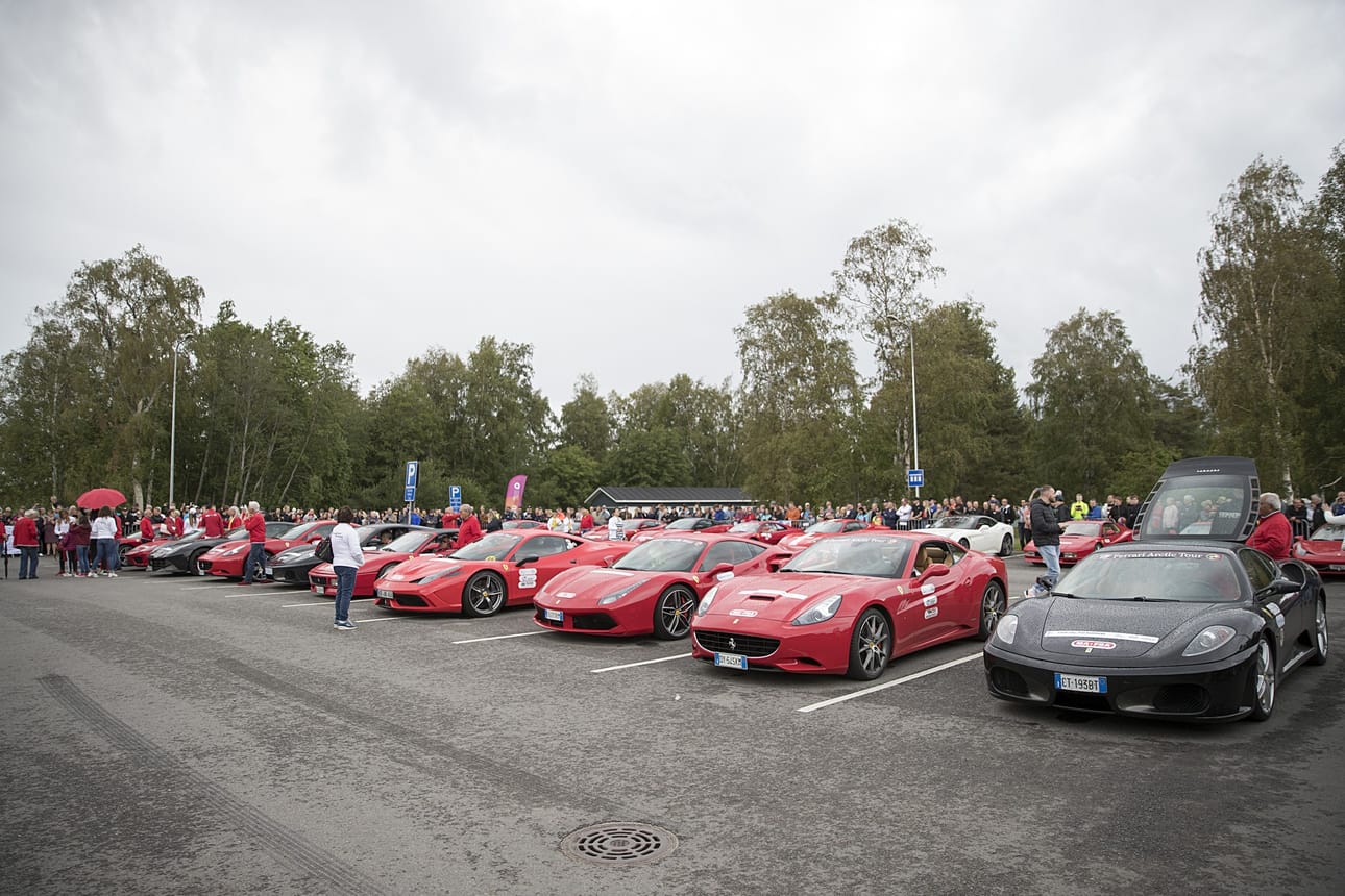 Ferrari Club Passione Rossa vieraili perjantaina Oulun Nallikarissa.