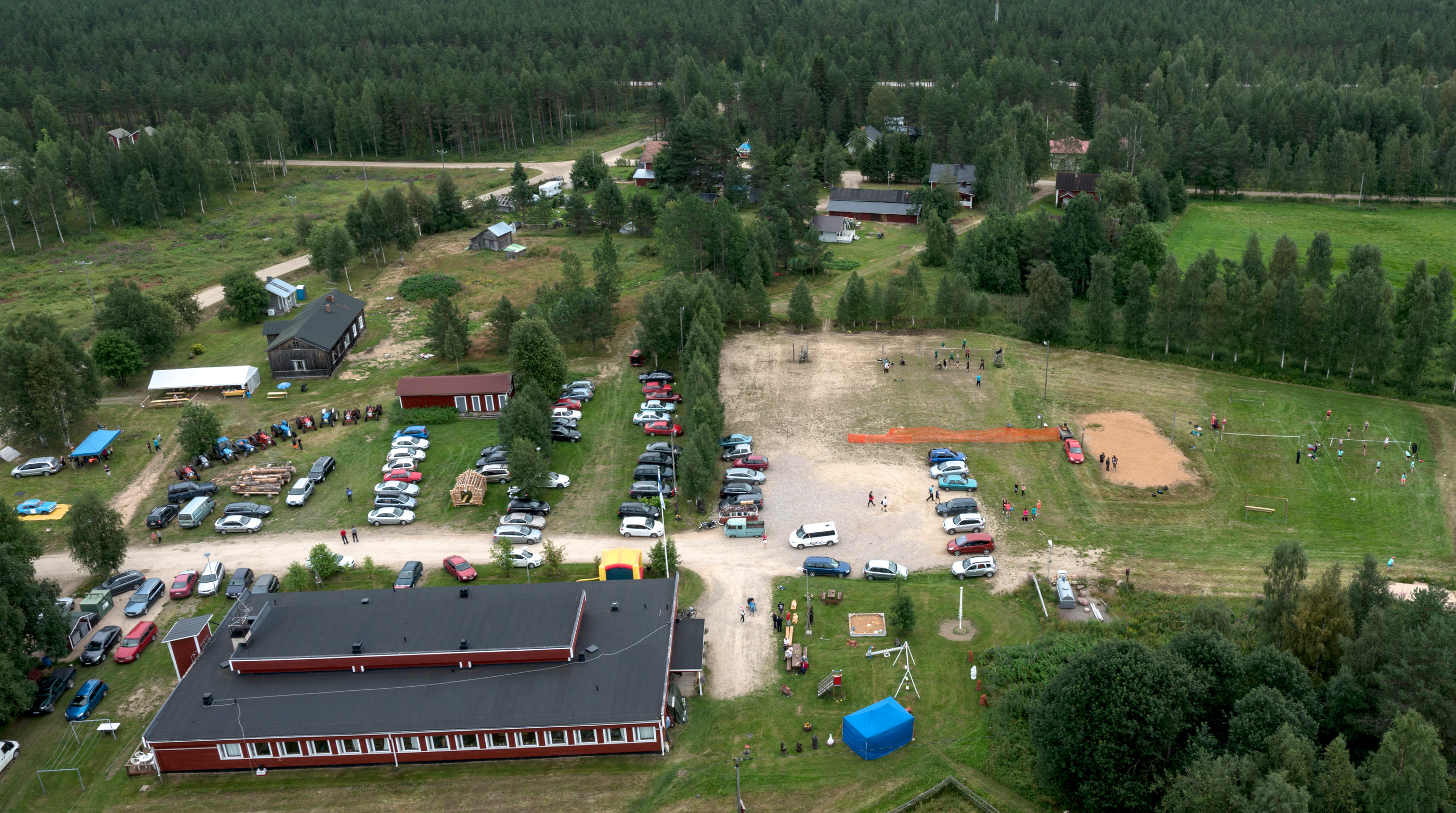 Livon ytimessä riitti lauantaina menoa moneen makuun. Sisällä vietettiin 90-vuotisjuhlaa, kentällä pelattiin lentopalloa ja taustalla näkyvän Etilän pihalla toimi tilapäisravintola.