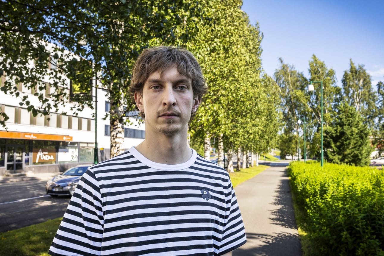 Pelkällä jalkapallolla ei Kakkosen sarjatasolla elä, joten Lauri Koivumies työskentelee myös rakennushommissa. Myös moni joukkuekaveri käy töissä.