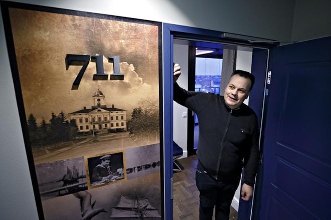 Seinäjoen keskustassa sijaitsevan Alma-tornihotellin virallisia avajaisia vietetään perjantaina 3. tammikuuta. Kristiinankaupunki-sviittiä esittelemässä hotellin rakentaja, kristiinalainen Petri Pihlajaniemi. KUVA: TOMI KOSONEN
