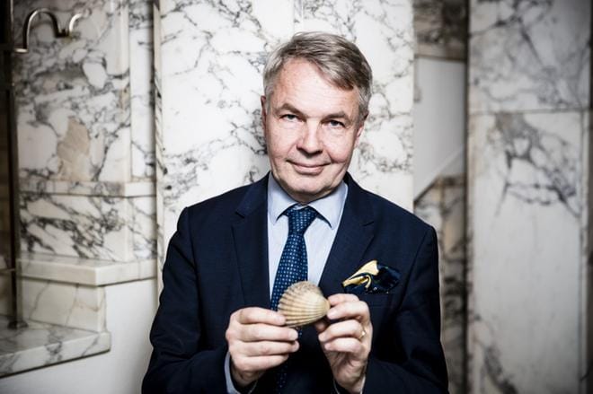 Vihreiden puheenjohtaja Pekka Haavisto otti Lännen Median pyynnöstä haastatteluun mukaan itselleen tärkeän esineen: simpukan kuoren. Se muistuttaa Haavistoa kesäisestä interrail-matkasta.