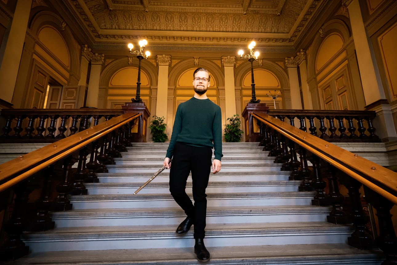 Kaupungintalon juhlavan portaikon askeleet ovat kalkkikiveä Bornholmista, Tanskasta. Arkistokuvassa portaikossa astelee huilisti Matti Laine.