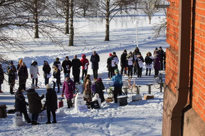 Vaasan yliopiston henkilökunta kerääntyi keskiviikkona mielenilmauksen hallintorakennuksen taakse rantaan. Mielenilmauksella tuettiin Helsingin yliopiston lakkoa. Ensi viikolla myös Vaasan yliopiston ovella seisovat lakkovahdit, elleivät työantaja- ja työntekijäosapuoli pääse sopuun palkoista ja työehdoista. KUVAT: MINNA ANTILA