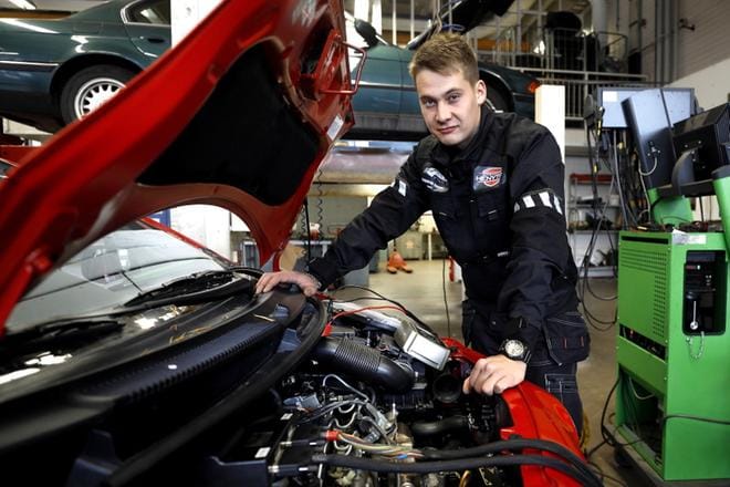 Arttu Kivenmäki on ensimmäinen Sedusta valmistunut ajoneuvoasentaja, joka kilpailee EuroSkills-kilpailussa. Kilpailuissa korjauskohteena on uusia tai uudehkoja autoja. KUVAT: JOUKO HÄNNINEN