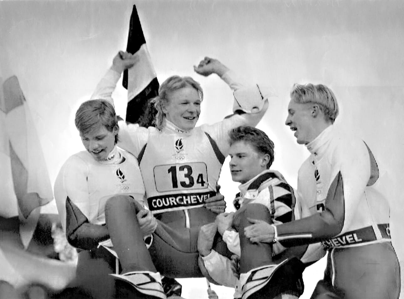 Toni Nieminen (kultatuolissa) oli mukana voittamassa Suomelle mäkihypyn joukkuekilpailua Albertvillen olympialaisissa. Kuvassa Niemisen lisäksi joukkuemäen mitalistit Risto Laakkonen (vas.), Ari-Pekka Nikkola ja Mika Laitinen.