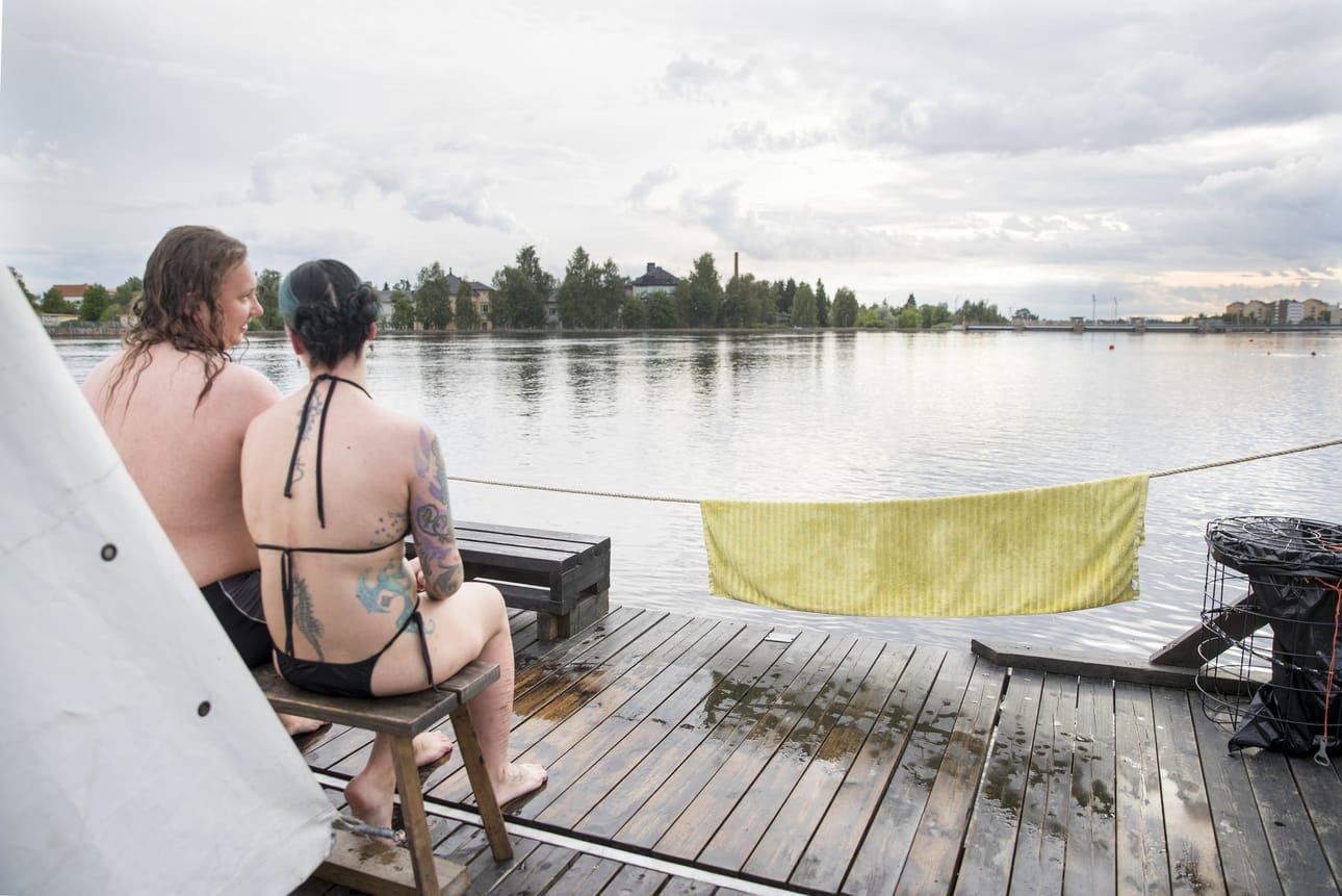 Harri Leinonen ja Viktoria Barabas nauttivat kesäillan tunnelmasta Kesän Saunalla Tuiran uimarannalla.