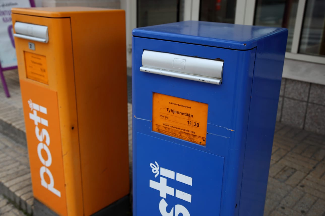 Pääpostissa työskentelee toimipisteen esimiehen lisäksi kuusi palvelumyyjää. Kuvituskuva.